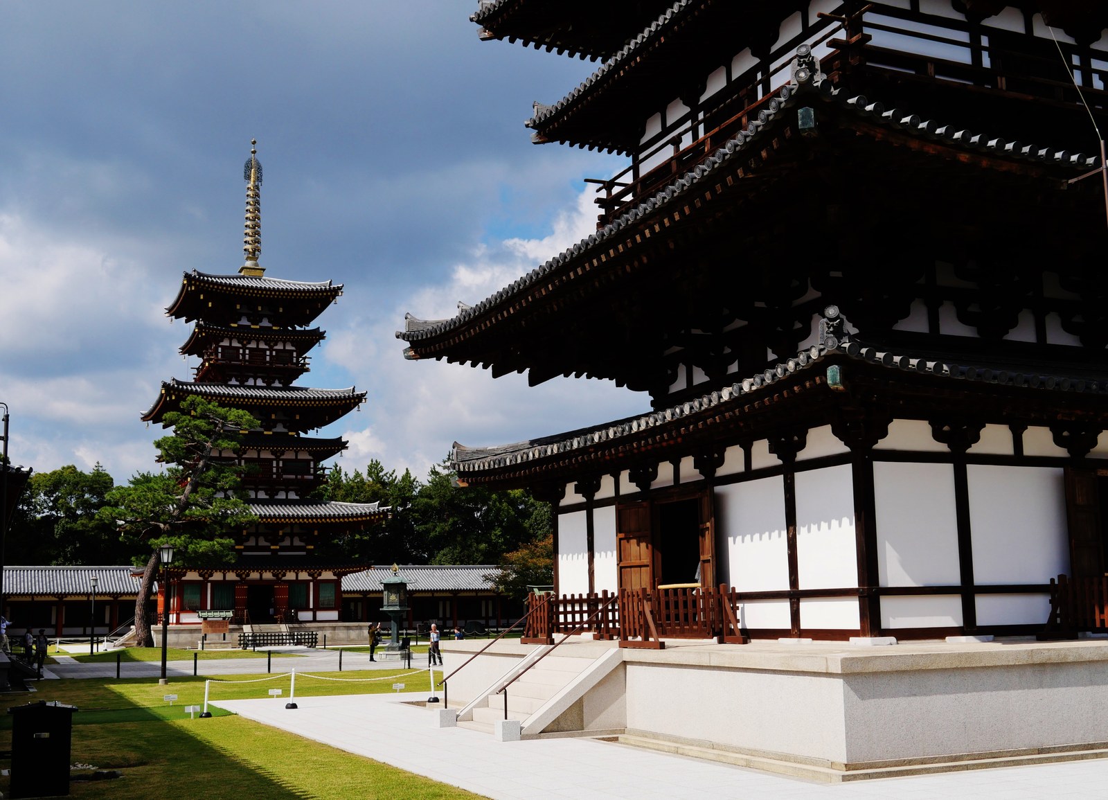 Pagodes gêmeos milenares de madeira do templo Yakushi-ji sob céu azul em Nara Japão - NANI JLPT