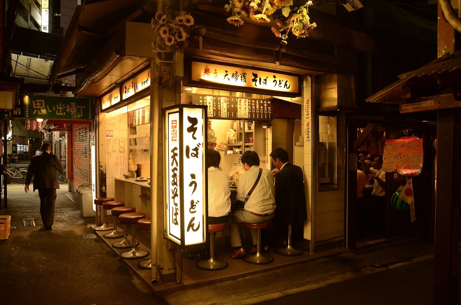 A Magia Noturna de Shinjuku: Onde Comer e Beber