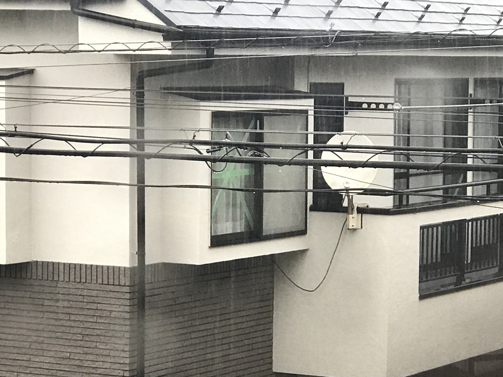 Janelas com fita protetora contra vento de tufão em bairro de Tóquio - NANI JLPT