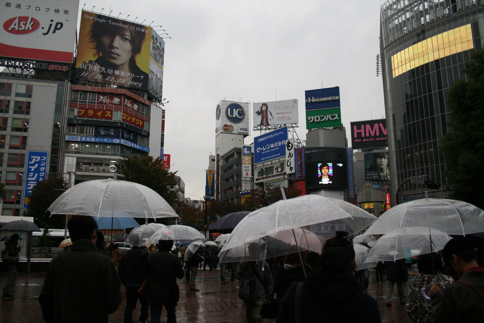 Chuva forte e ventos de tufão com pedestres em Shibuya Tóquio - NANI JLPT